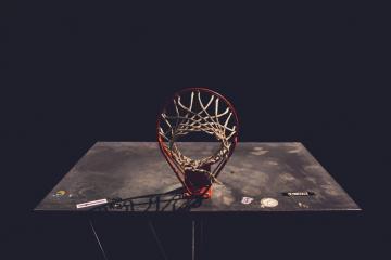 开云体育-铁壁与利刃，足球世界的两极叙事