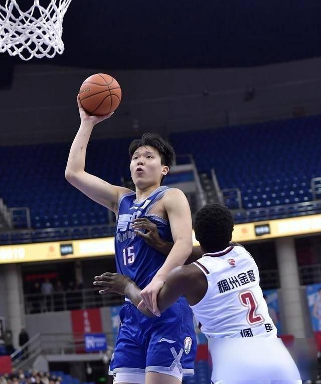 开云体育下载-包含青岛男篮技高一筹，战无不胜势不可挡的词条