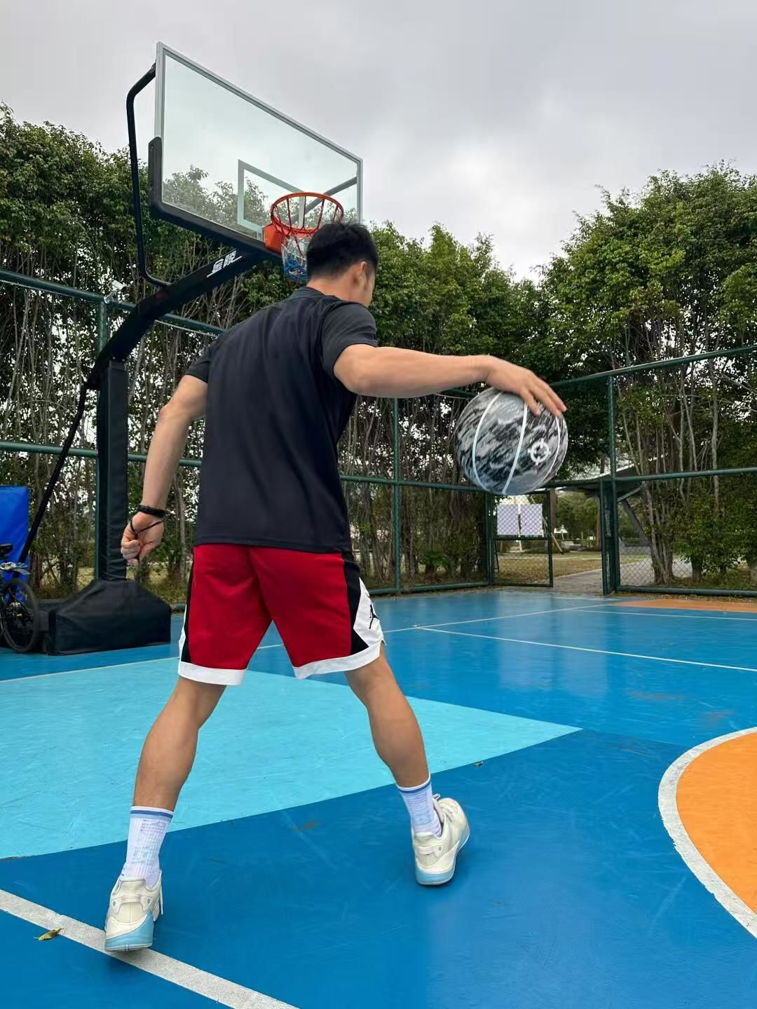 开云官网-网红篮球达人：运动实力带动关注风潮